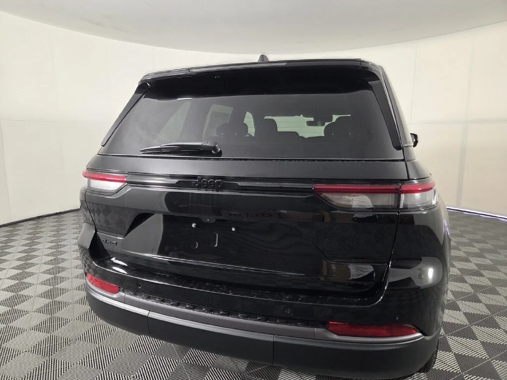 New 2026 Diamond Black Crystal Pearl-Coat Exterior Paint Jeep Laredo Altitude image 6