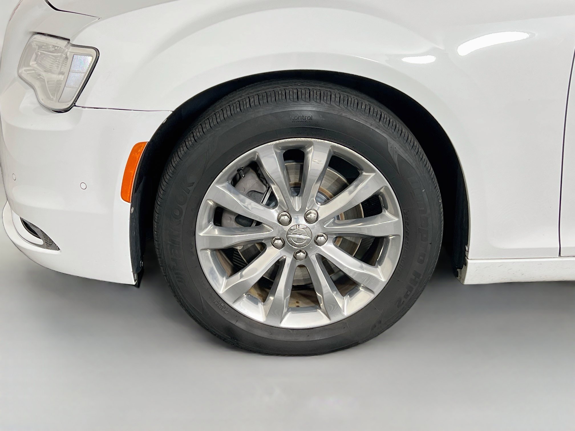 Used 2018 Bright White Clearcoat Chrysler LIMITED image 10
