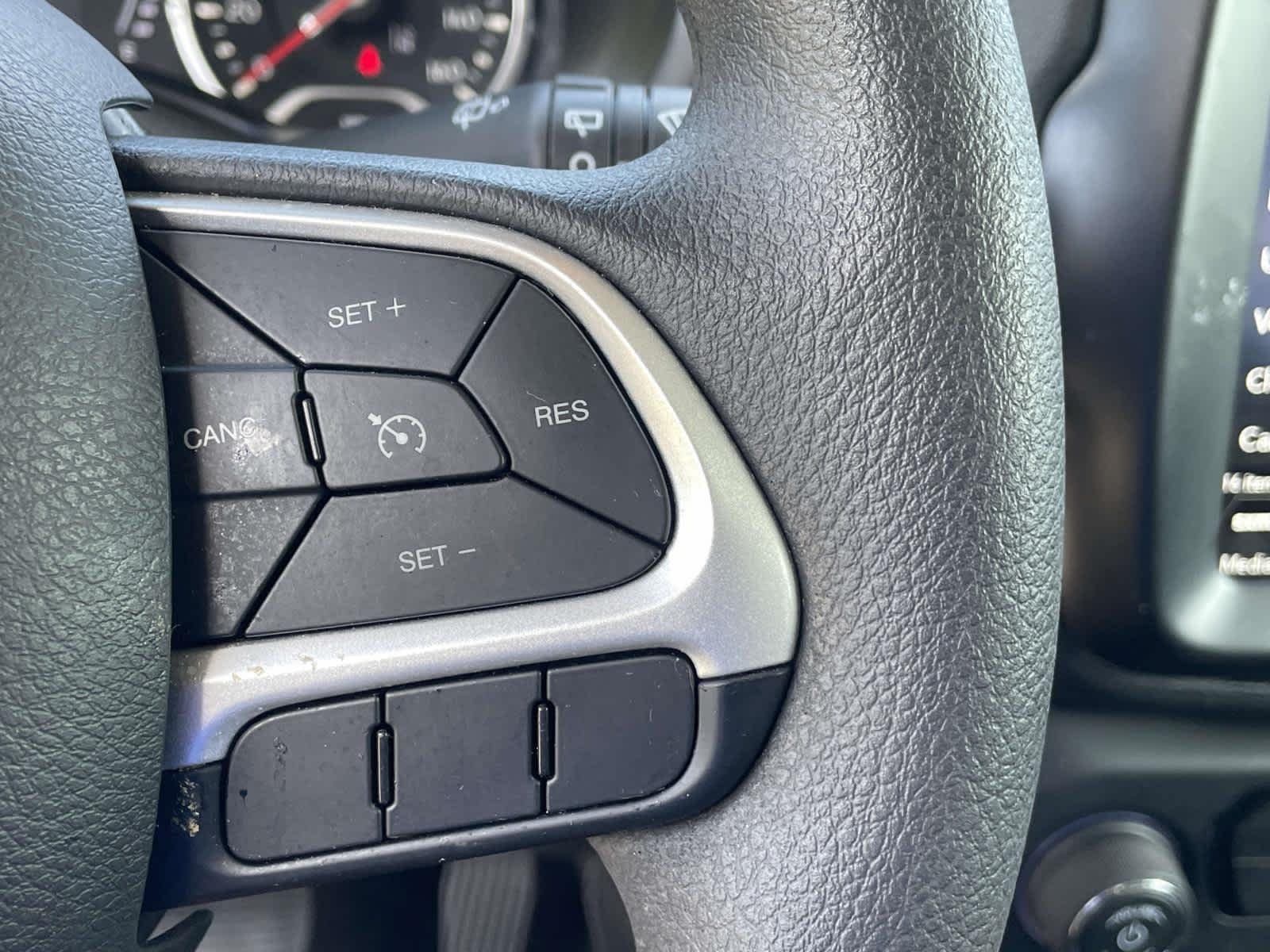 Used 2023 Gry/grey Jeep Latitude image 40