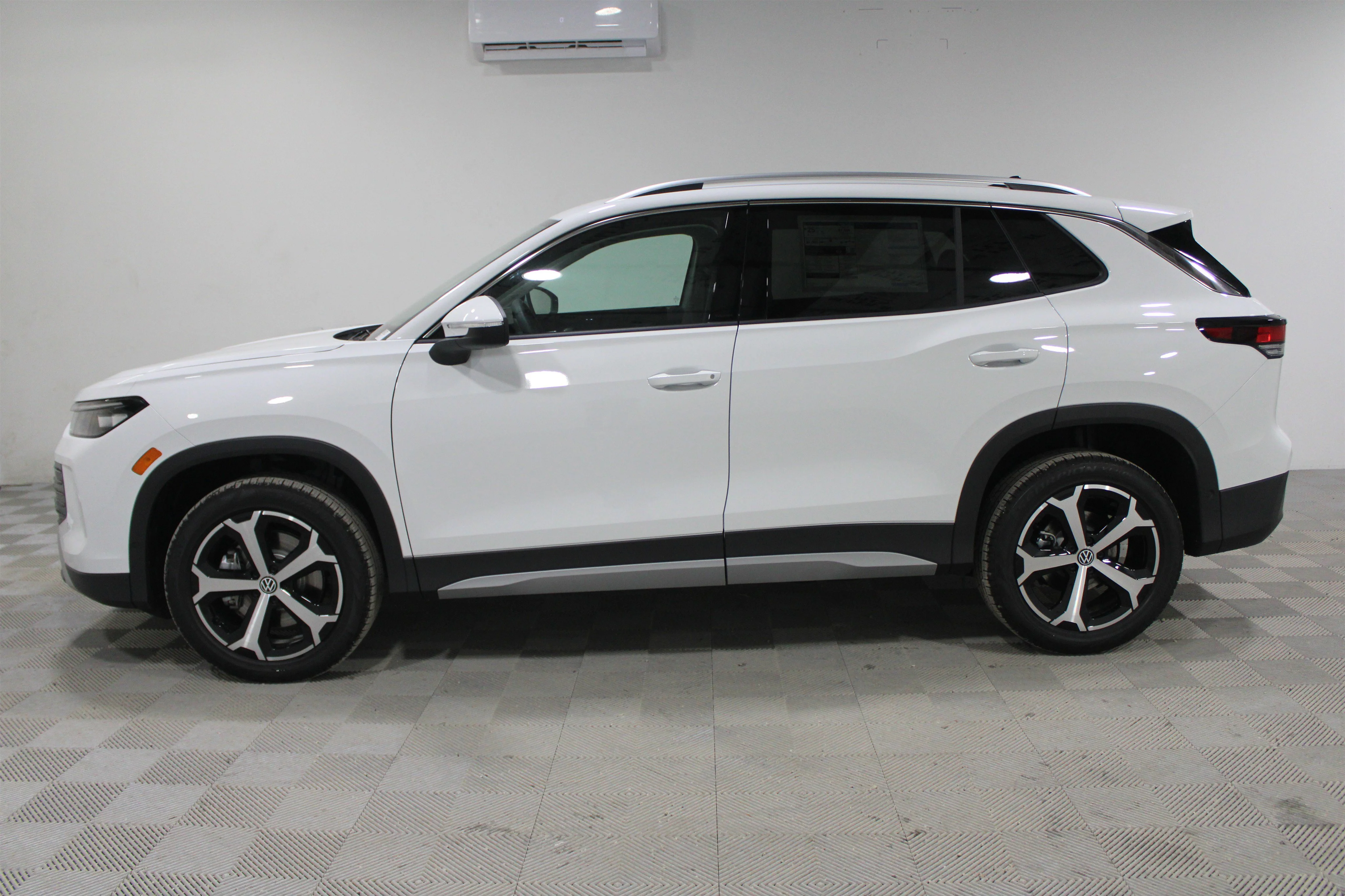 New 2026 Pure White Volkswagen SE image 29