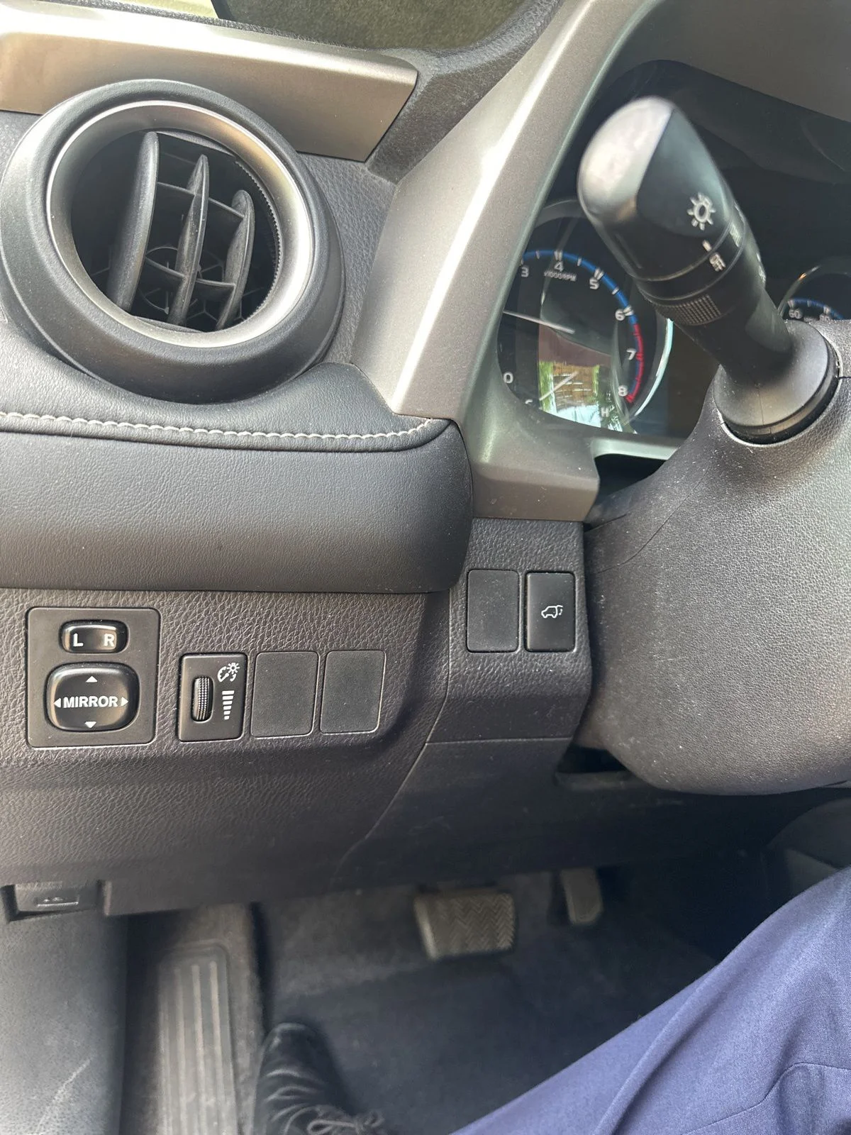 Used 2016 Gray Toyota XLE image 15