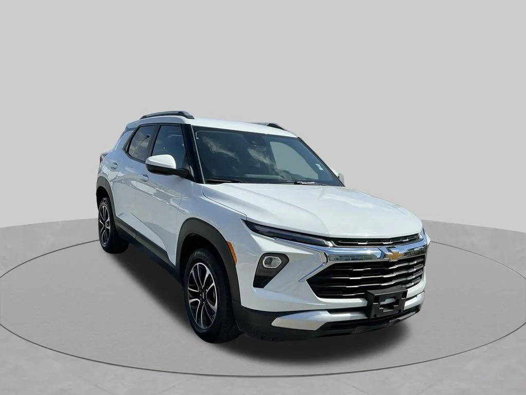 Used 2025 White Chevrolet LT image 12