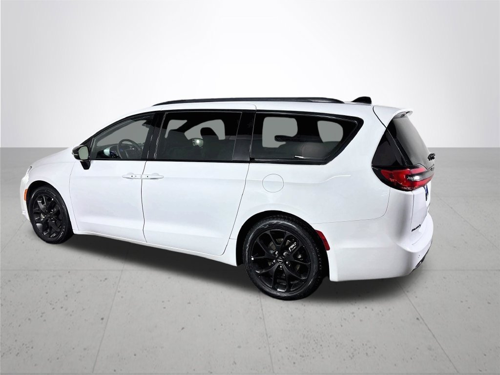 Used 2025 Bright White Clearcoat Chrysler Limited image 8