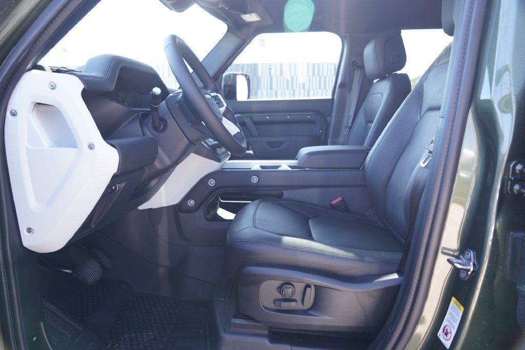 New 2026 Woolstone Green Land Rover X-Dynamic SE image 10