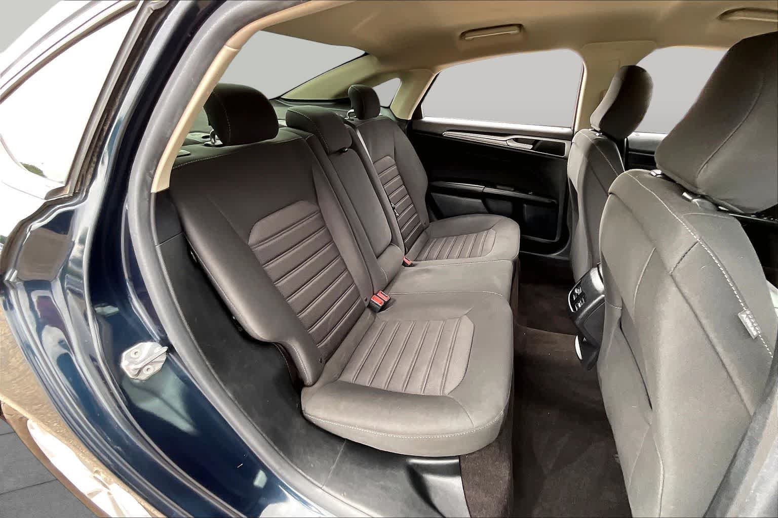 Used 2020 Alto Blue Metallic Tinted Clearcoat Ford SE image 19