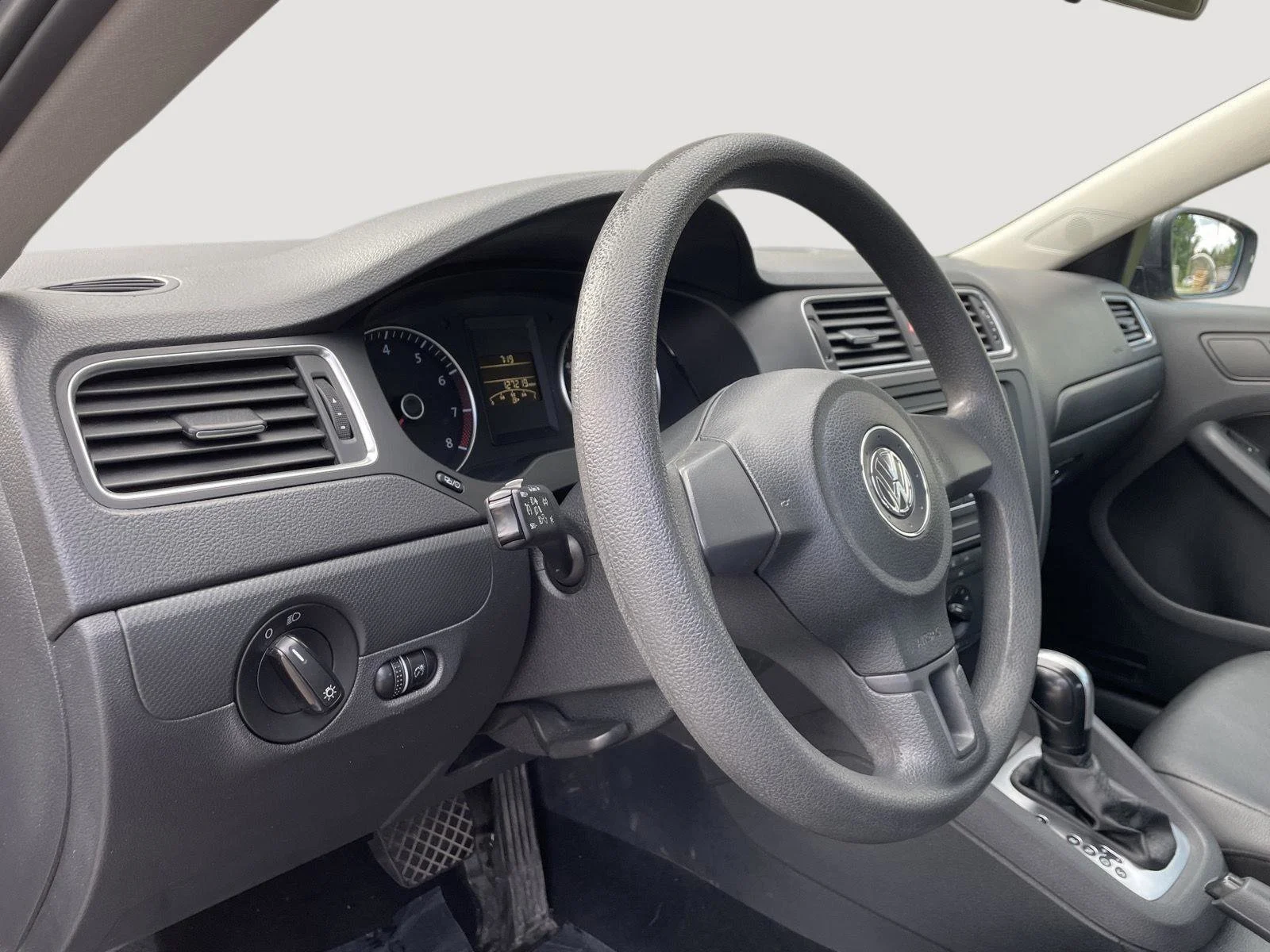 Used 2014 Platinum Gray Metallic Volkswagen SE image 20
