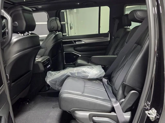 New 2026 High Gloss Black Exterior Paint Jeep Limited Altitude image 6