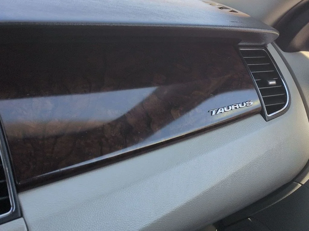 Used 2011 White Platinum Clearcoat Metallic Ford SEL image 22