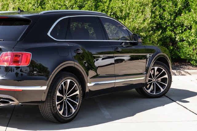 Used 2019 Black Crystal over Cricket Ball Bentley V8 image 13