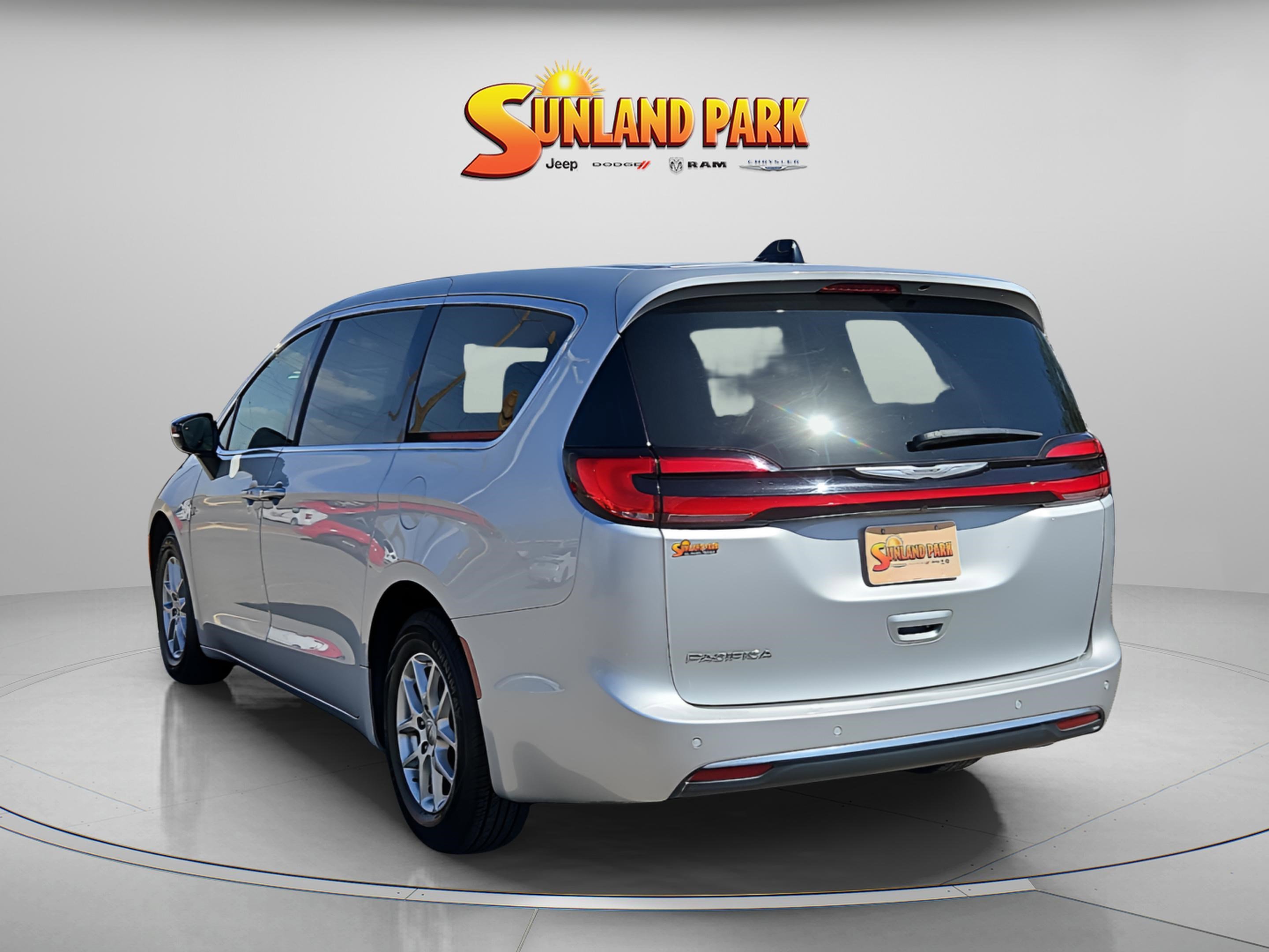 Used 2024 Silver Mist Clearcoat Chrysler Touring L image 4