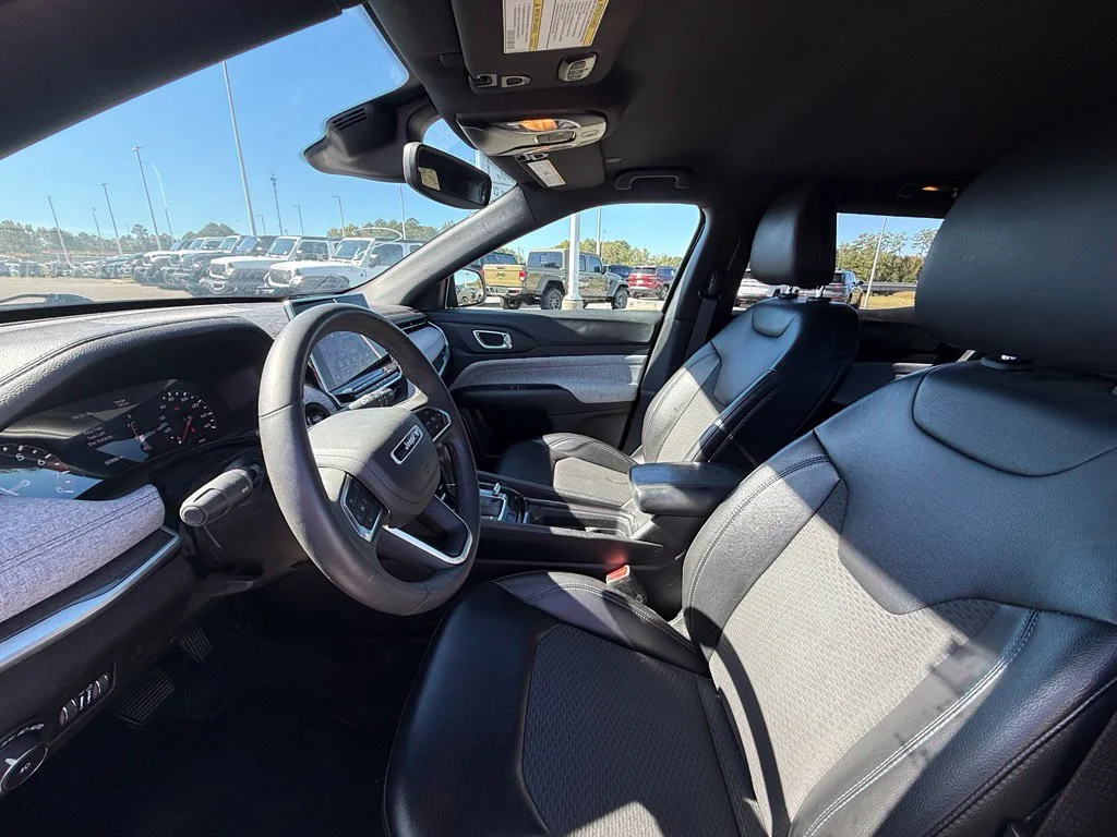 Used 2023 Black Jeep Latitude image 18