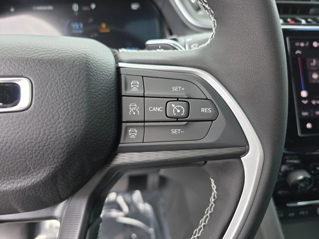 New 2026 Bright White Clear-Coat Exterior Paint Jeep Laredo X image 19