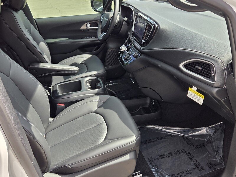 2026 Chrysler Pacifica Select - Photo 17