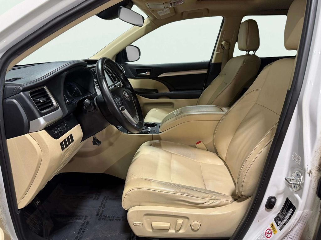 Used 2019 White Toyota XLE image 24