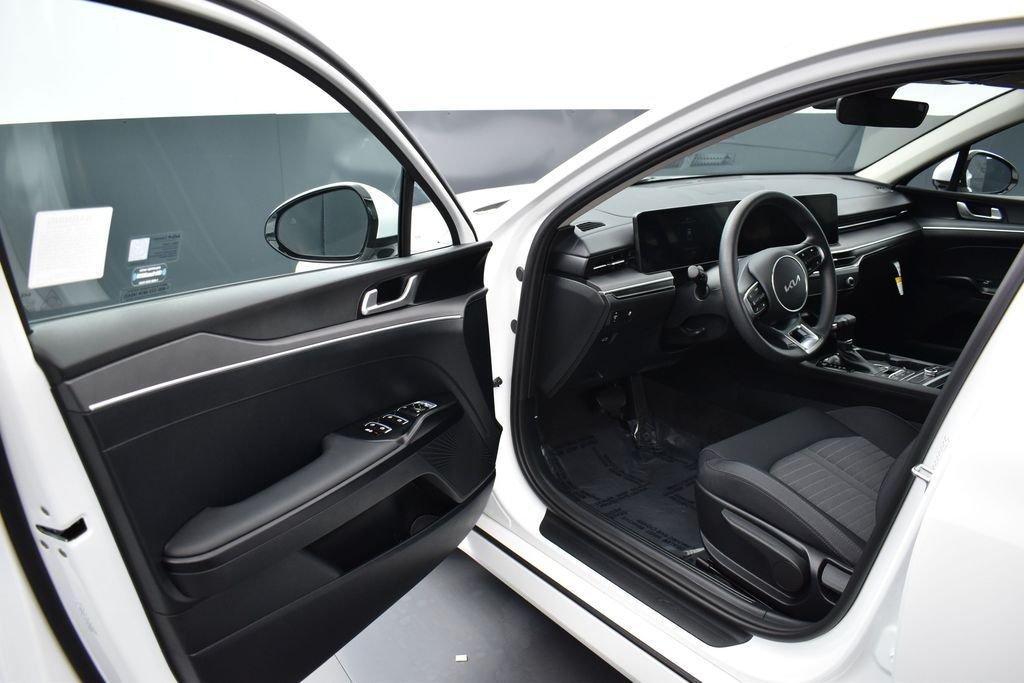 Certified Used 2025 Snow White Pearl Kia LXS image 5