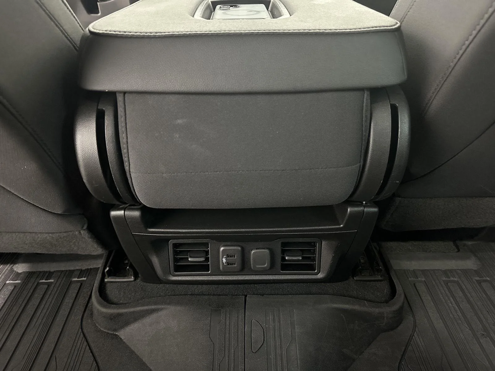 Used 2022 EBONY TWILIGHT METALLIC GMC SLE image 19