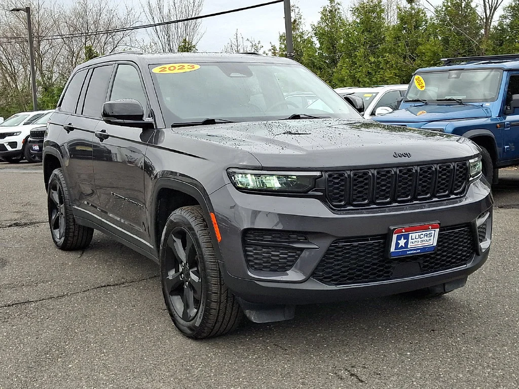 Used 2023 Baltic Gray Metallic Clearcoat Jeep Altitude image 2
