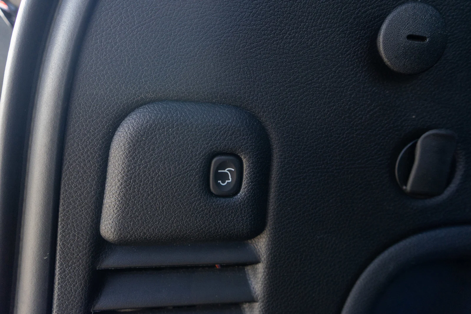 Used 2022 Diamond Black Crystal Pearlcoat Jeep Laredo X image 10