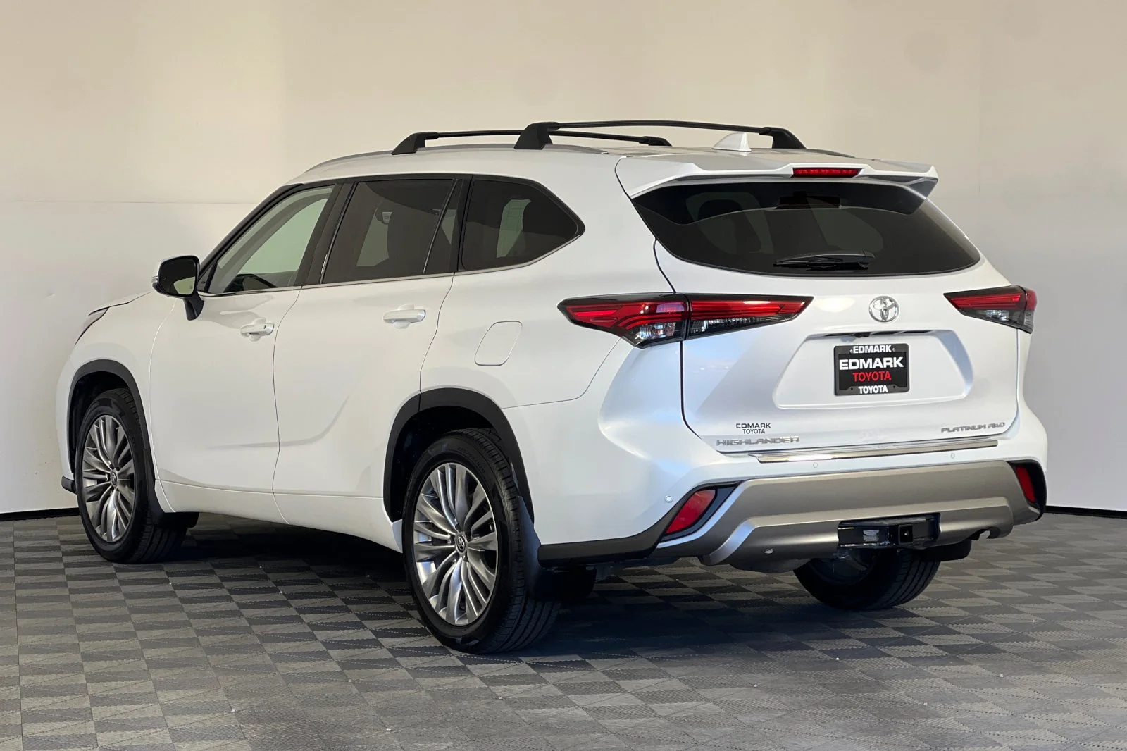 Certified Used 2022 Wind Chill Pearl Toyota Platinum image 5