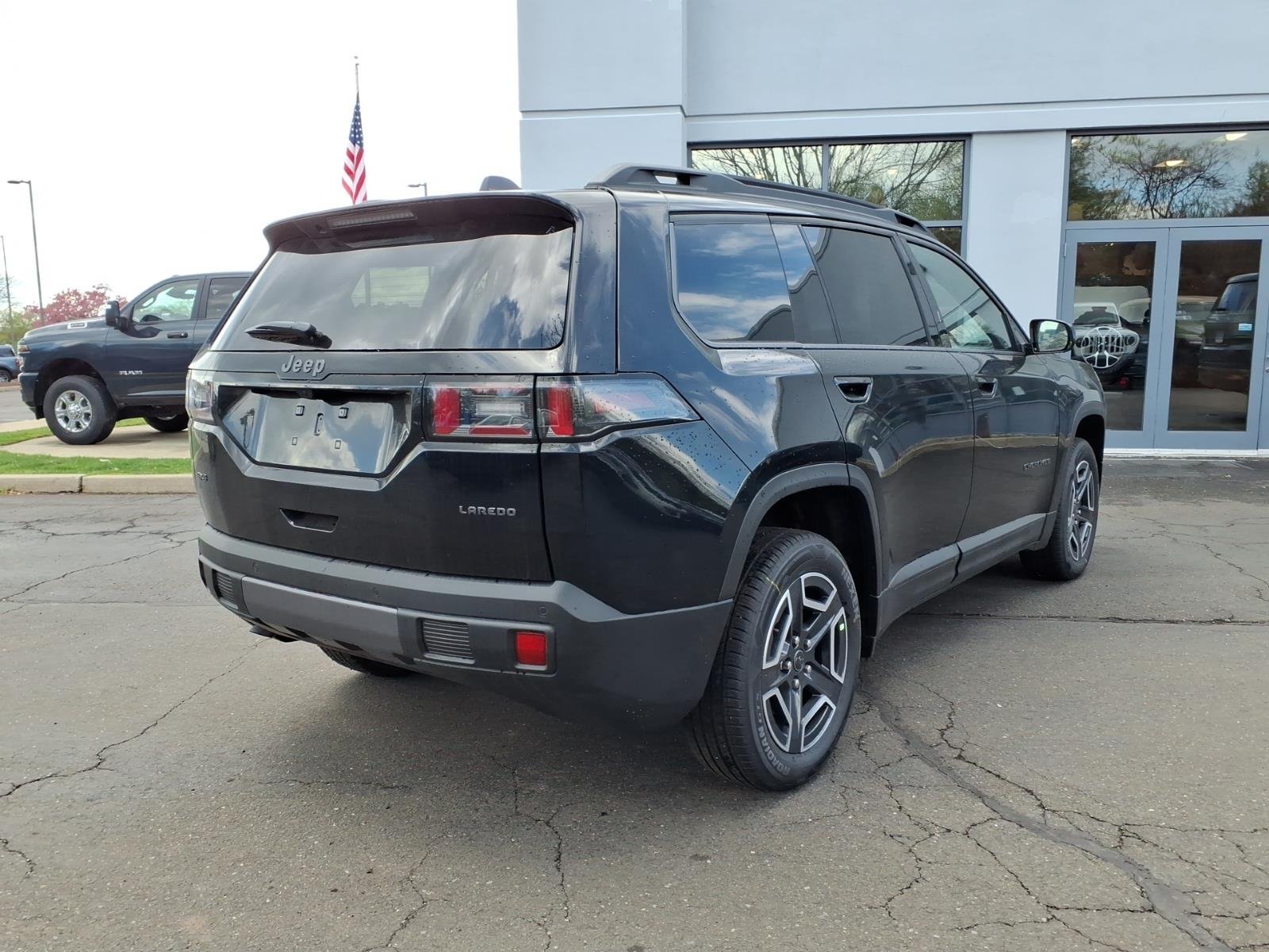 New 2026 Diamond Black Crystal Pearl-Coat Exterior Paint Jeep Laredo image 2