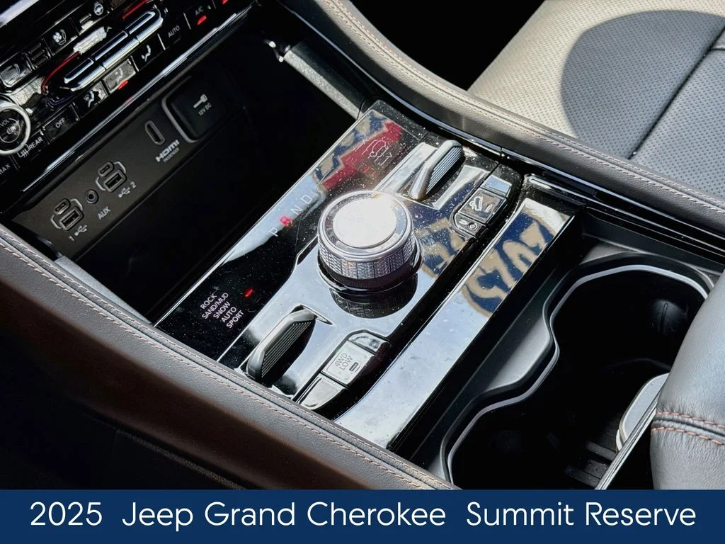 Used 2025 White Jeep Summit Reserve image 33