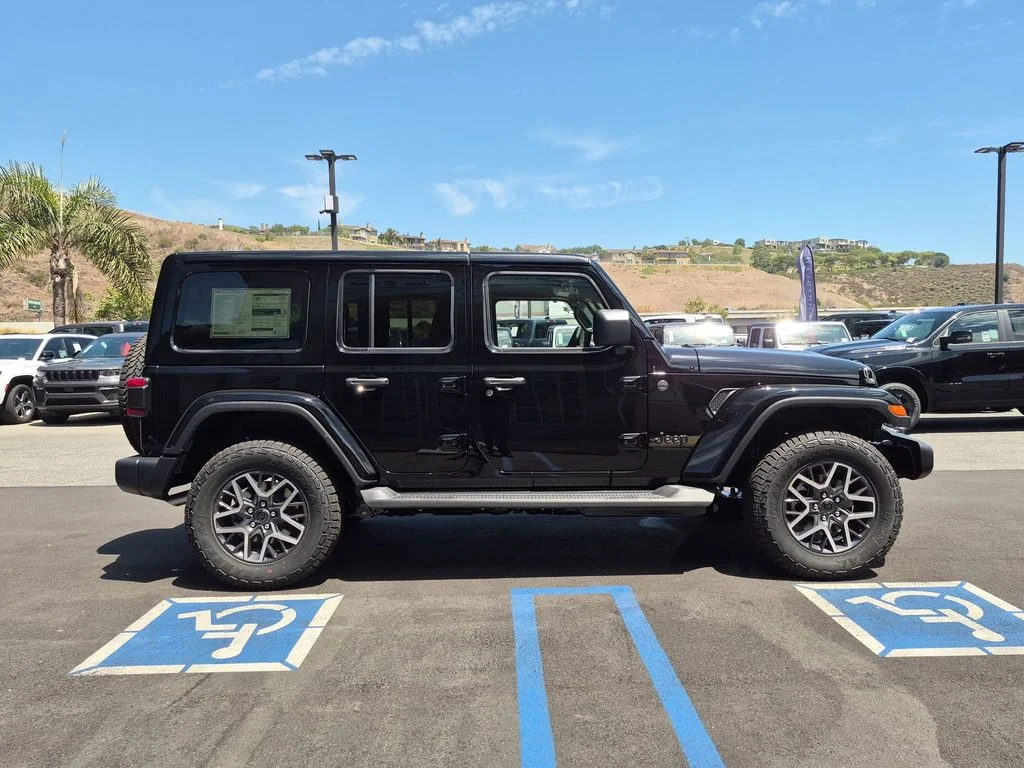 New 2026 Black Clear-Coat Exterior Paint Jeep Sahara image 4