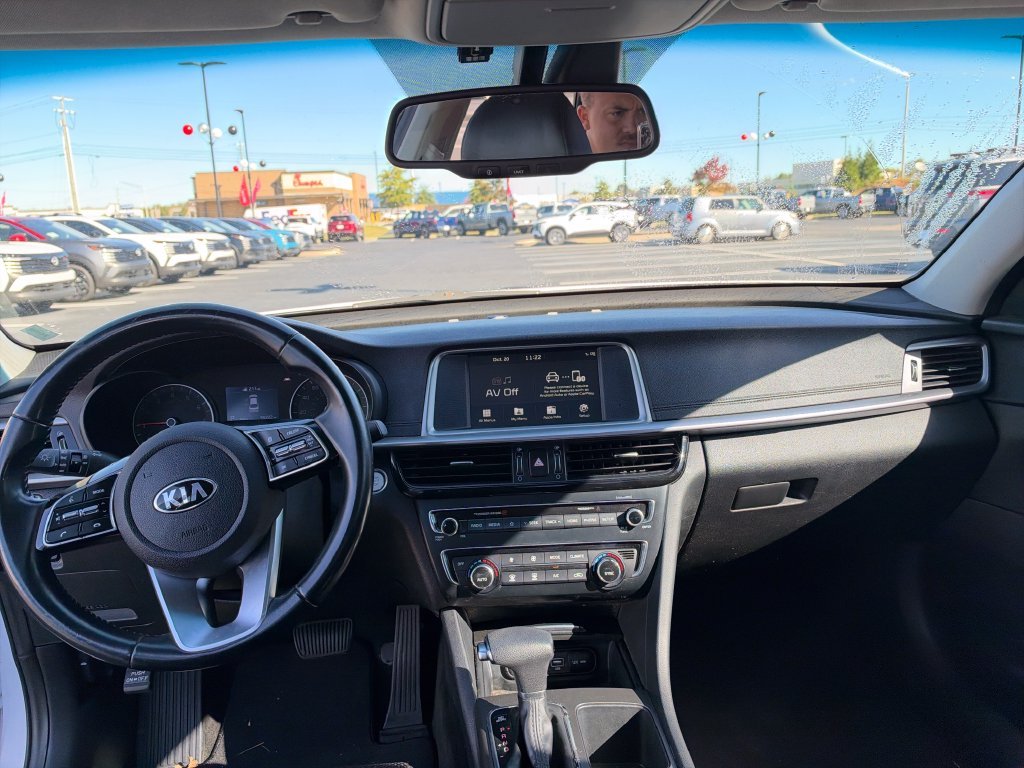 Used 2019 White Kia S image 15