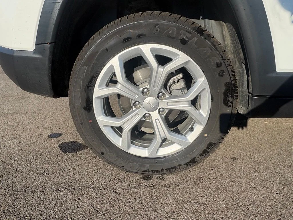 Used 2024 White Jeep Latitude image 31