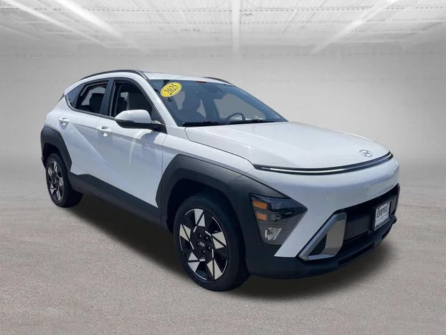 Used 2025 White Hyundai SEL image 4