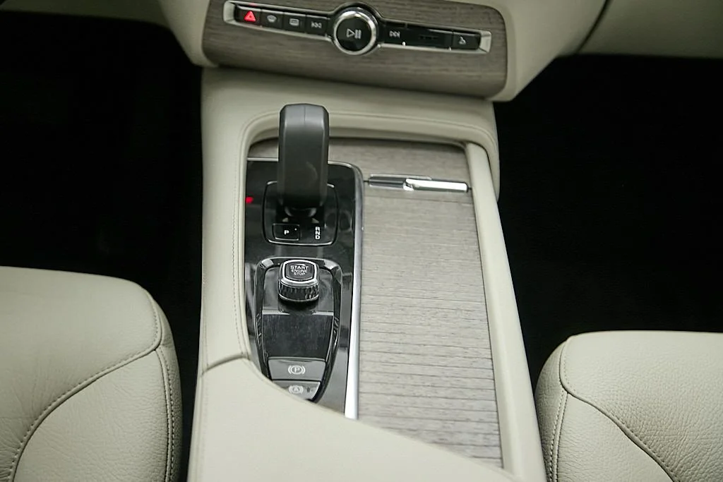 New 2023 Crystal White Volvo Plus image 30
