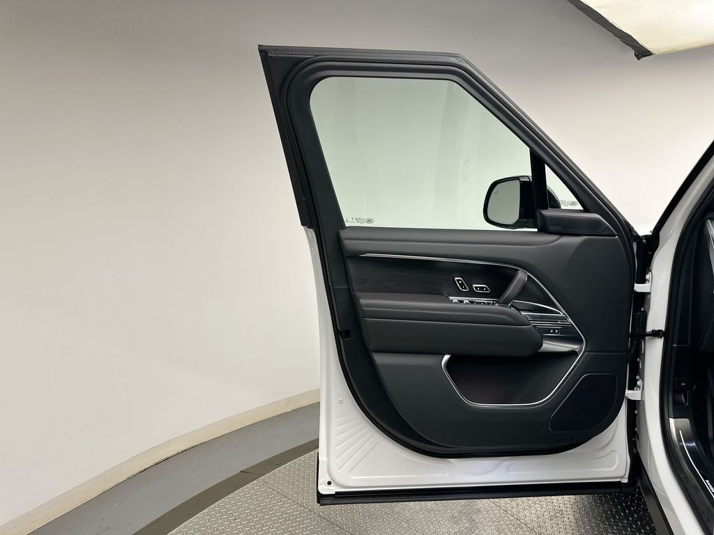 New 2026 Fuji White Land Rover SE image 9