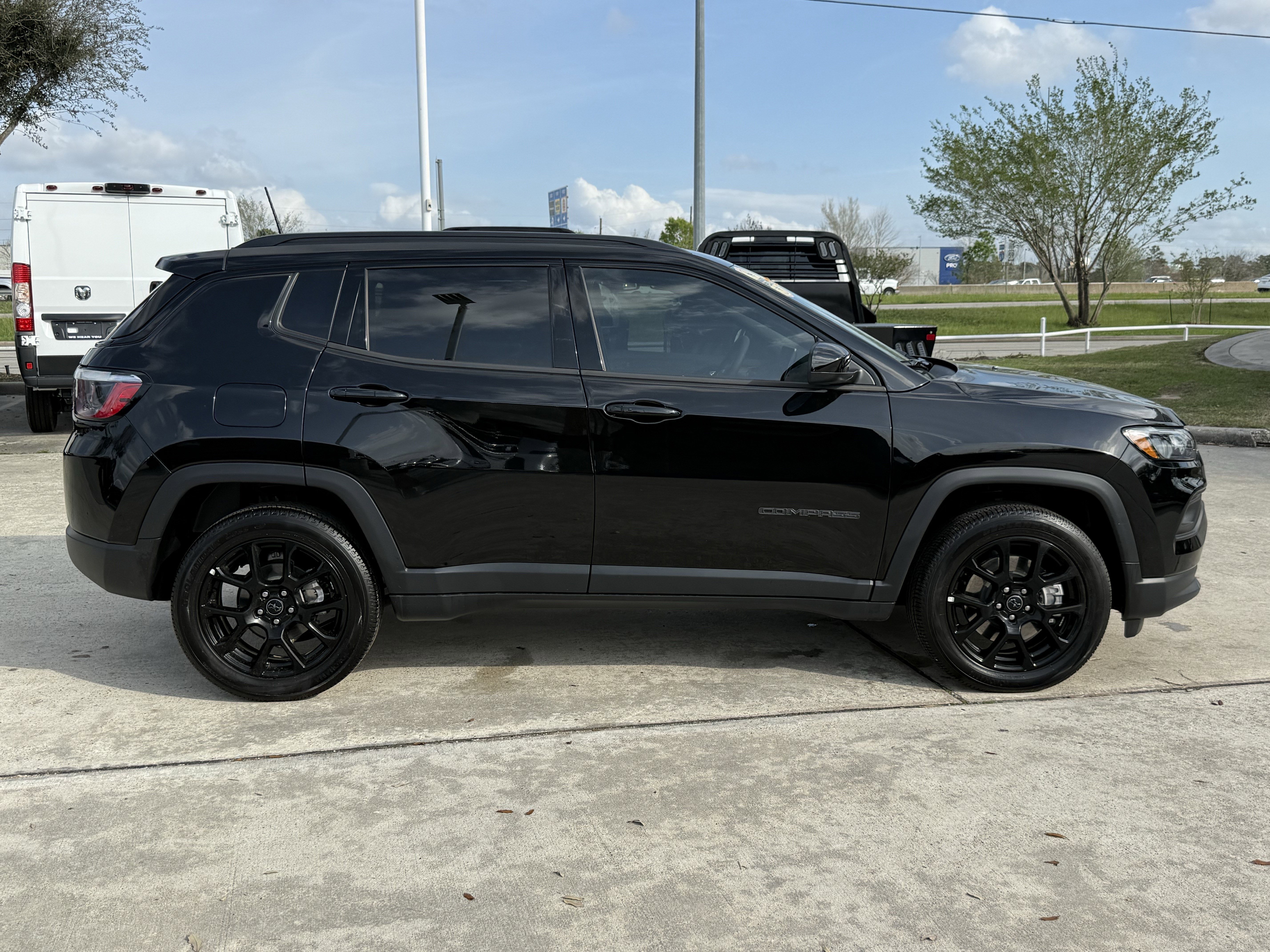 New 2026 Diamond Black Crystal Pearlcoat Jeep Latitude Altitude image 3