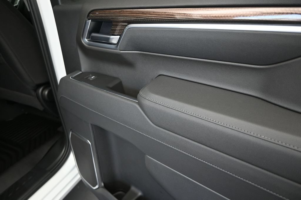 New 2026 Summit White Chevrolet LT (2FL) image 21