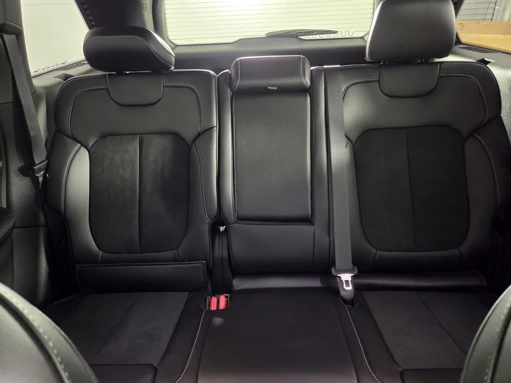 New 2026 Diamond Black Crystal Pearl-Coat Exterior Paint Jeep Laredo Altitude image 17