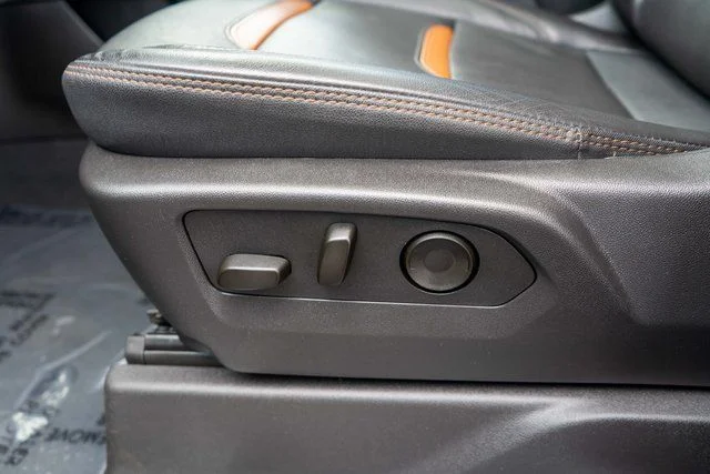 Used 2025  GMC AT4 image 24