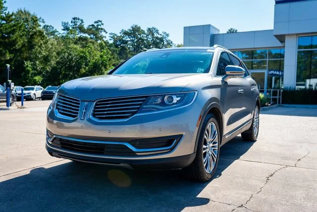 Used 2016 Luxe Metallic Lincoln Reserve image 11