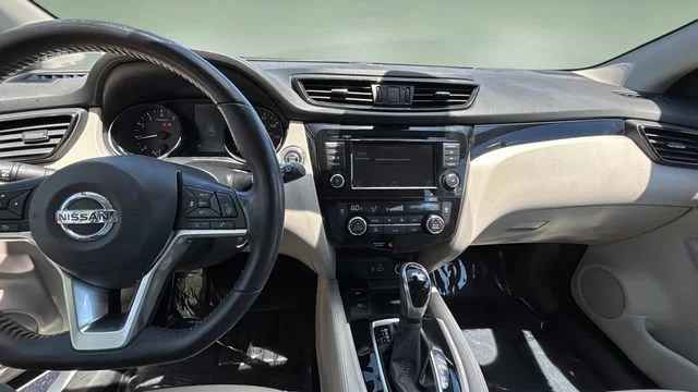 Used 2019 White Nissan SL image 11