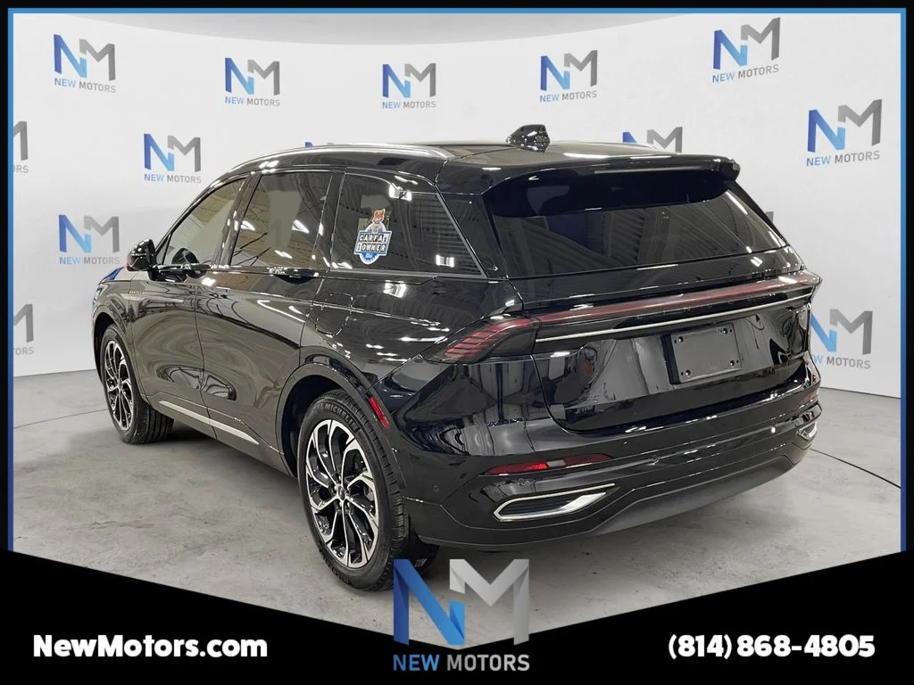 Used 2024 Black Metallic Lincoln Reserve image 3