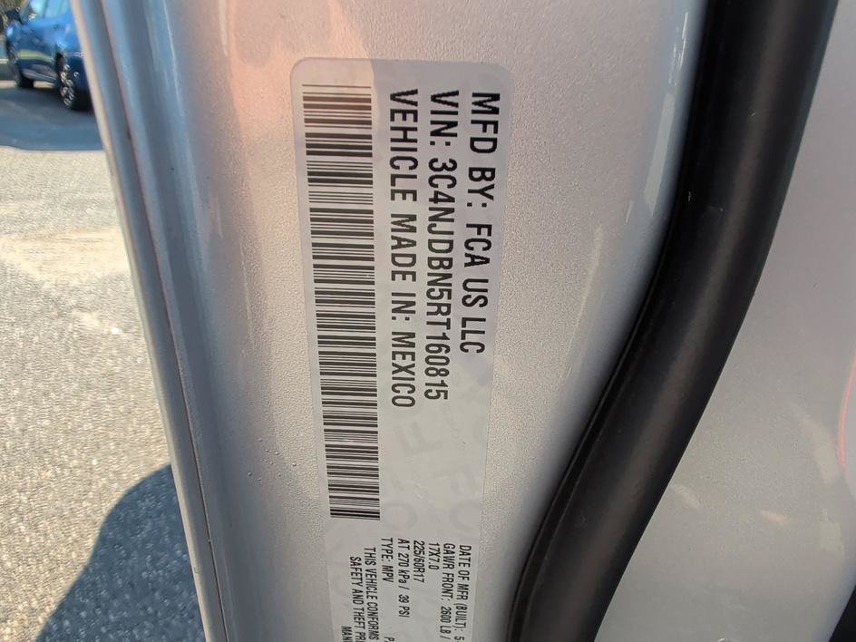 Used 2024 Silver Zynith Metallic Clearcoat Jeep Latitude image 32