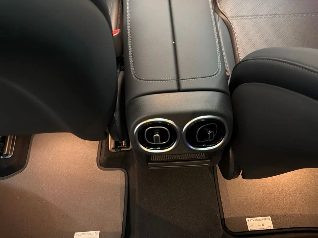 New 2027 White Mercedes-Benz GLC 300 image 22