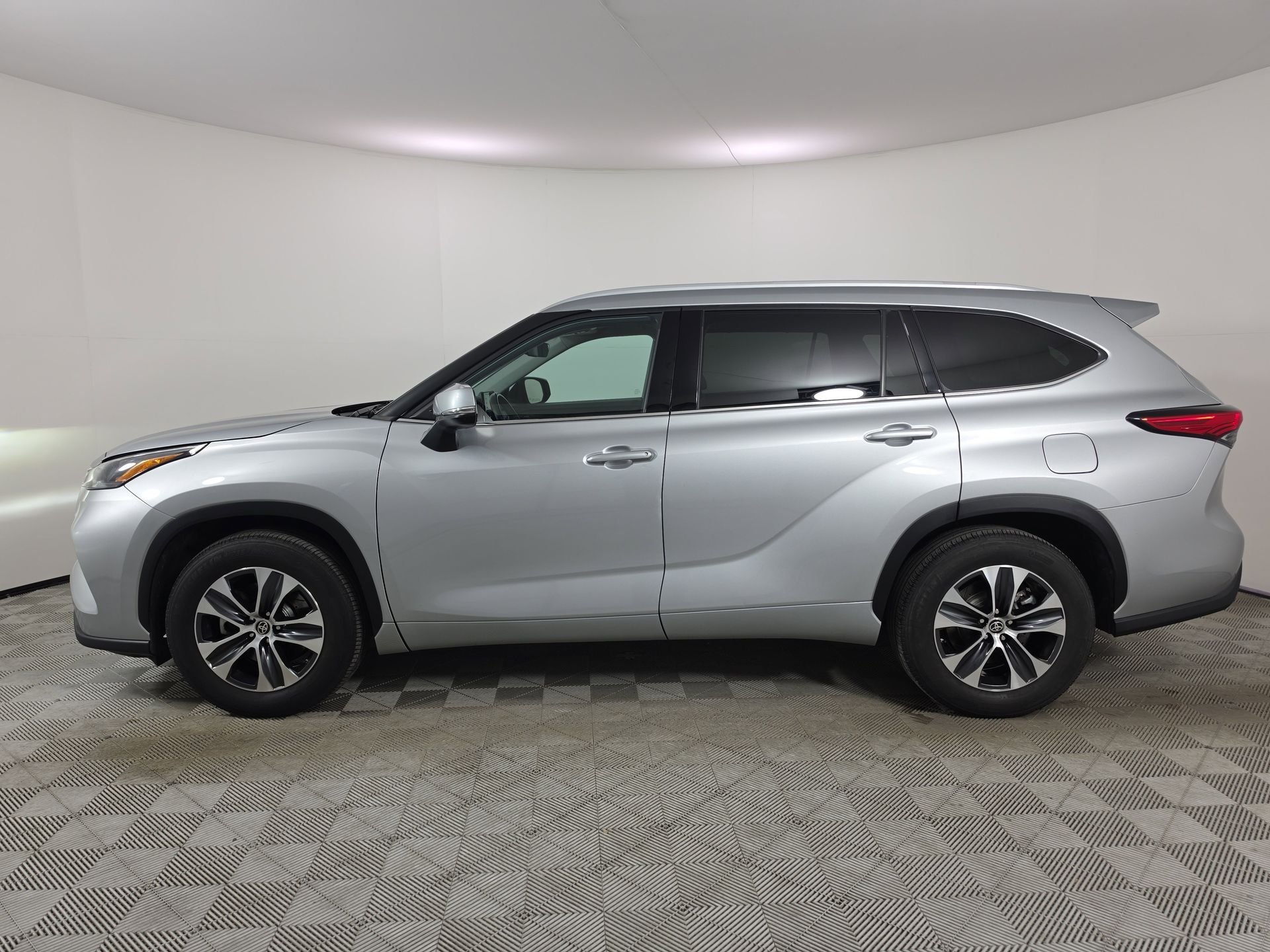 Used 2022 Silver Toyota XLE image 4