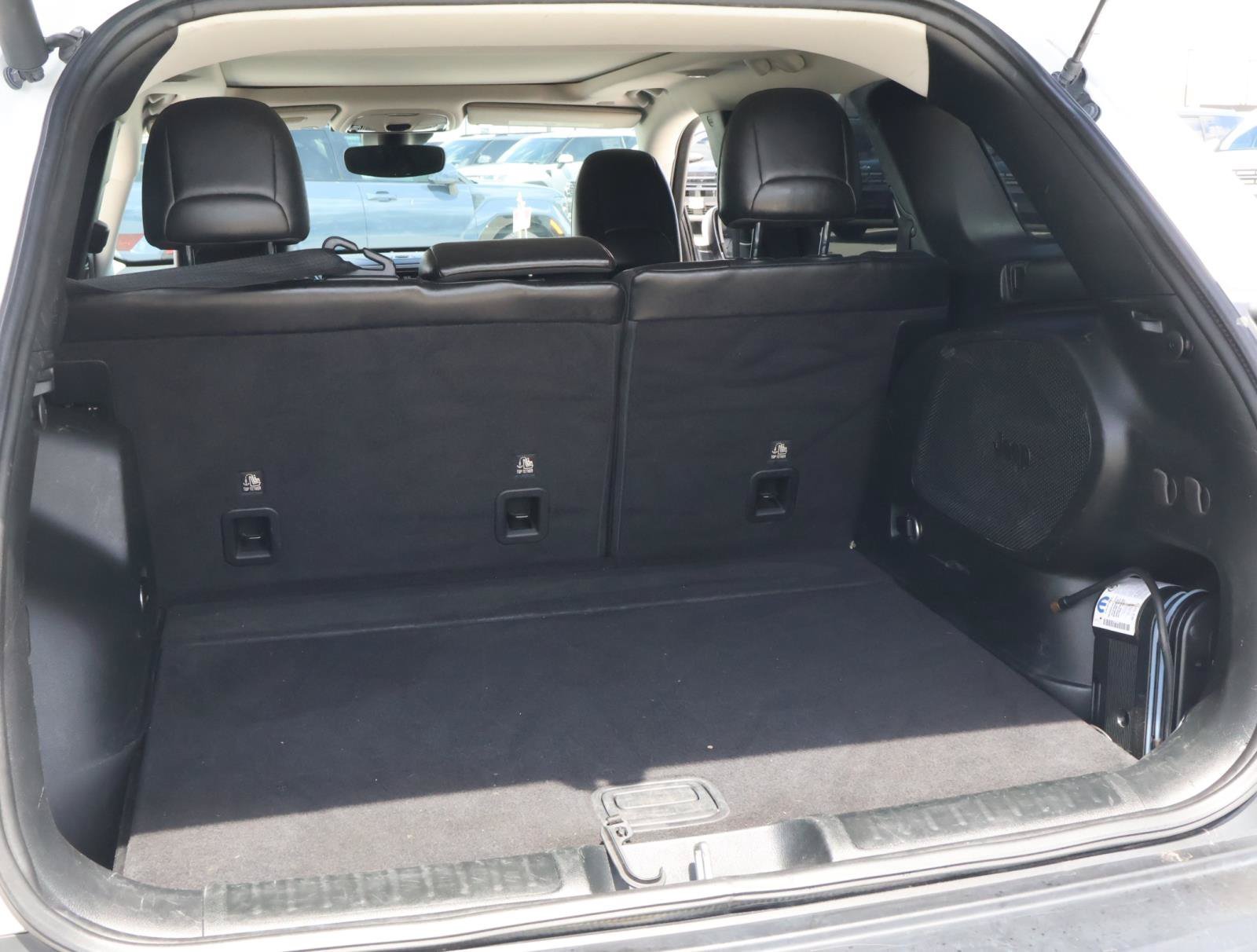 Used 2019 Bright White Clearcoat Jeep Limited image 21