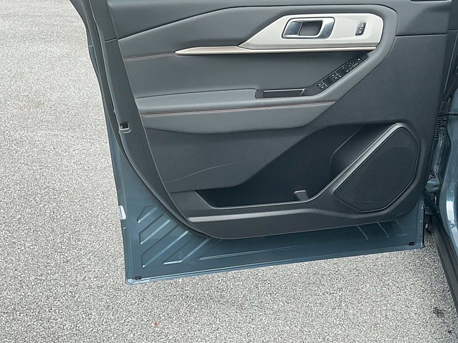 Used 2025 Vapor Blue Metallic Ford Active image 6