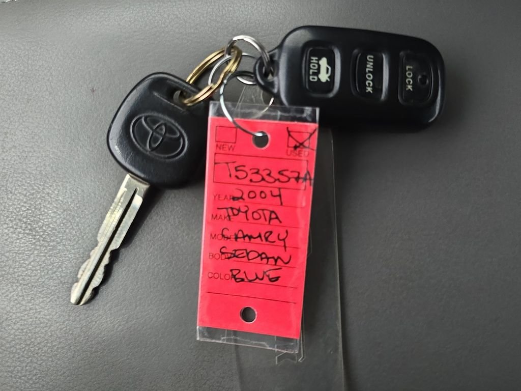 Used 2004  Toyota XLE image 17