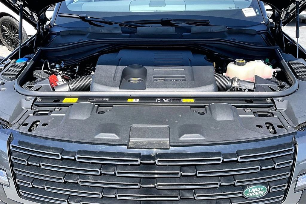 New 2026 SANTORINI BLACK Land Rover SE image 12