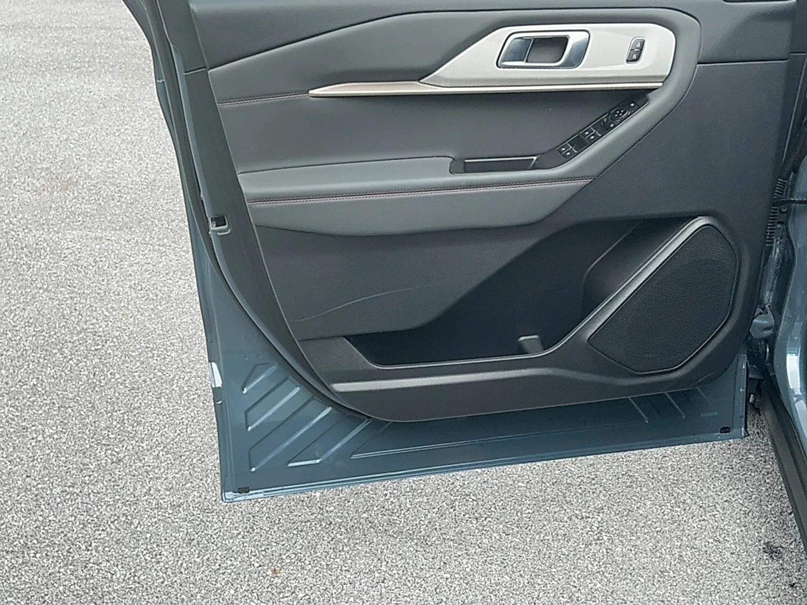 Used 2025 Vapor Blue Metallic Ford Active image 6