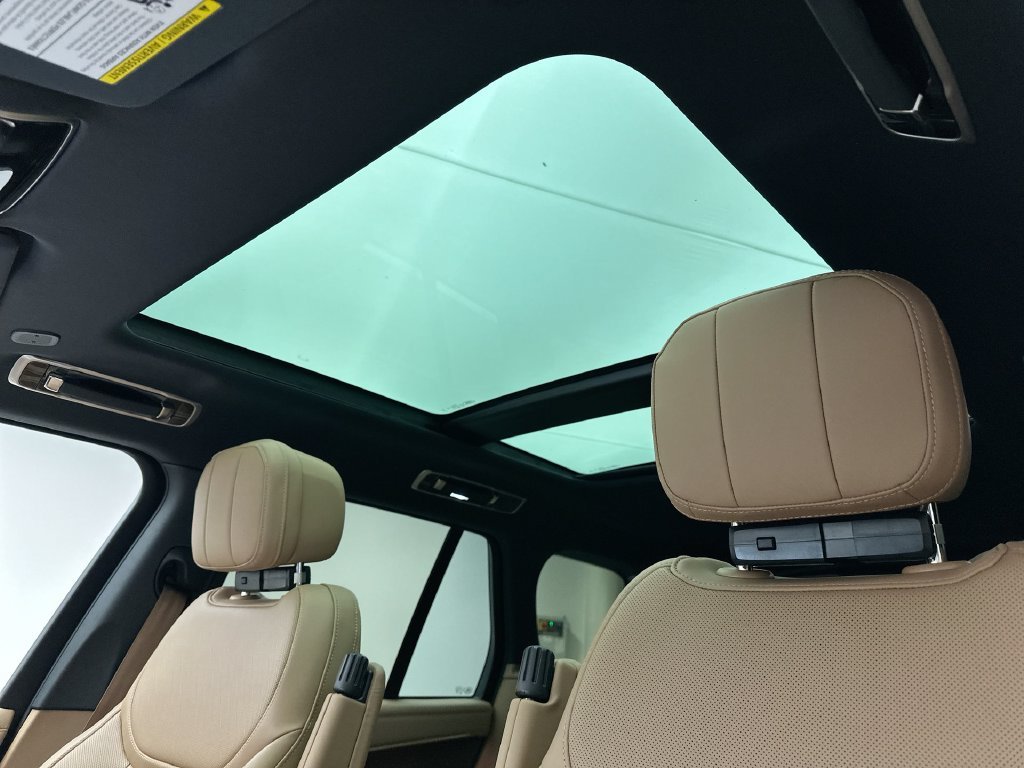 Used 2025  Land Rover SE image 9