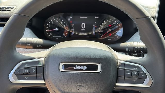 Used 2022 Silver Jeep Latitude image 11