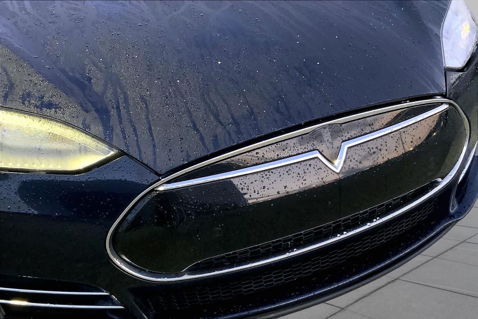 Used 2014 Black Tesla 85 kWh Battery image 26