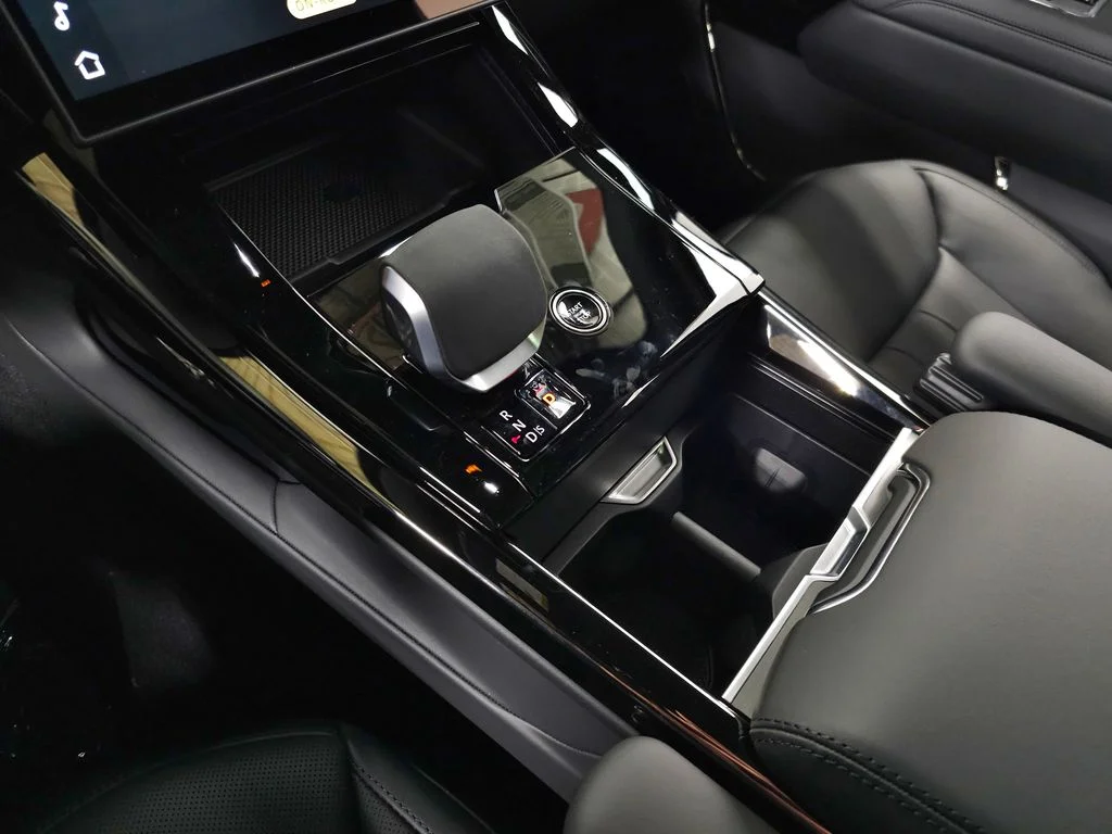 New 2026 Santorini Black Land Rover SE image 30